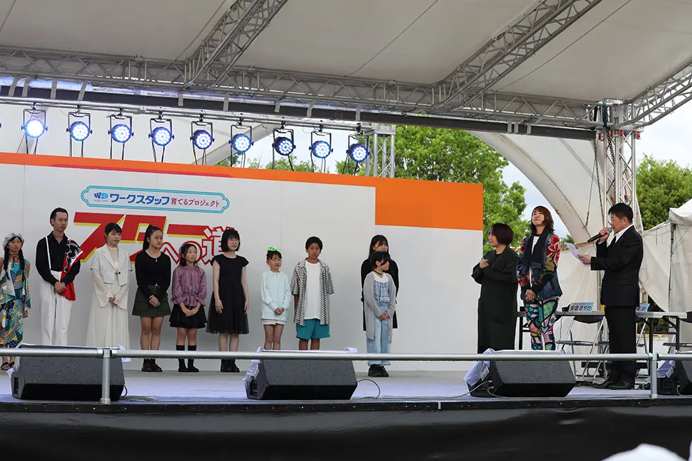 結果発表を聞く参加者
