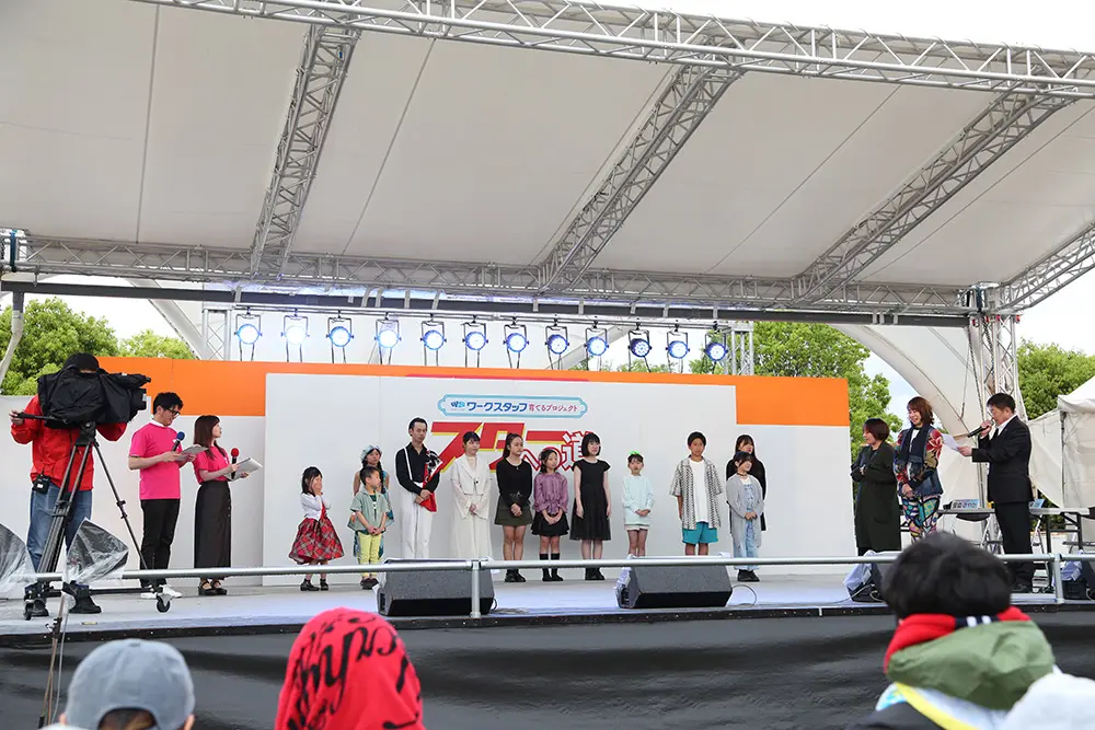 結果発表を聞く参加者