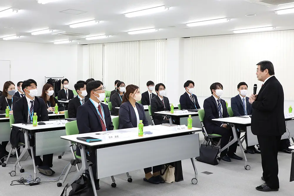 熱弁を振るう笹川社長と新人研修生