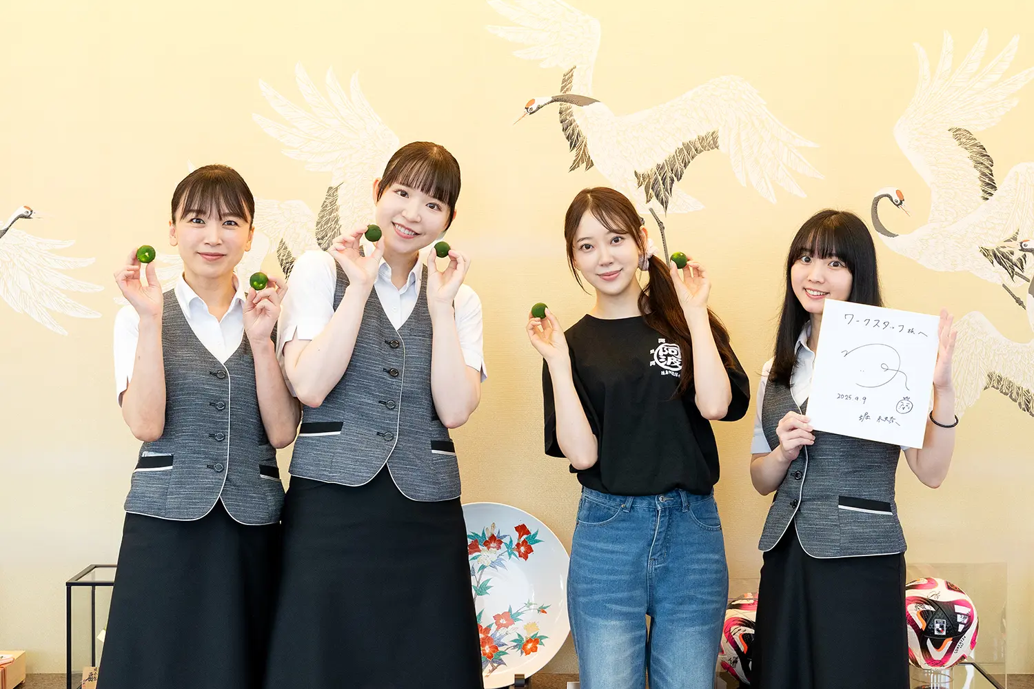 堀未央奈さんを囲んでの記念撮影（ワークスタッフ本社にて）